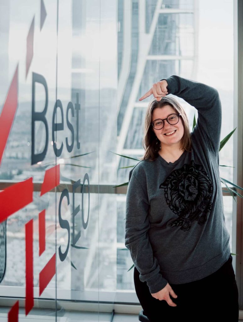 Amani Itani Pointing at Best 4 SEO Logo